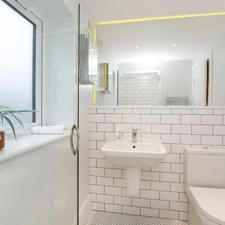 Compton Luxury Apartment-free Parking York