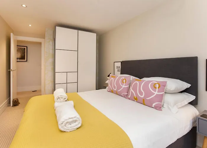 Compton Luxury Apartment-free Parking * York