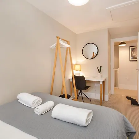 Compton Luxury Apartment-free Parking Apartmán *