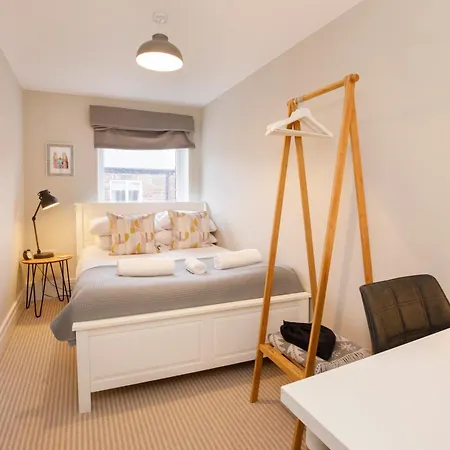 Compton Luxury Apartment-free Parking Apartmán York